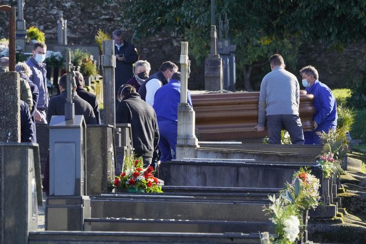 Enterro de Rosario Porto, a nai de Asunta Basterra no cemiterio de Boisaca, en Santiago de Compostela / Álvaro Ballesteros - Europa Press