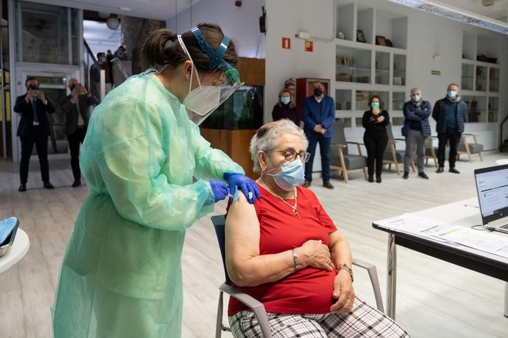 NIeves Cabo Vidal, primeira galega en recibir a vacina en Galicia. DAVID CABEZÓN / XUNTA DE GALICIA