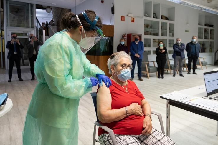 Nieves Cabo Vidal, primeira galega en recibir a vacina contra a covid-19 en Galicia / David Cabezón - Xunta de Galicia. / Europa Press