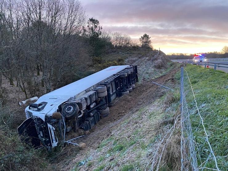 Tráiler accidentado en San Cibrao das Viñas. GARDA CIVIL 