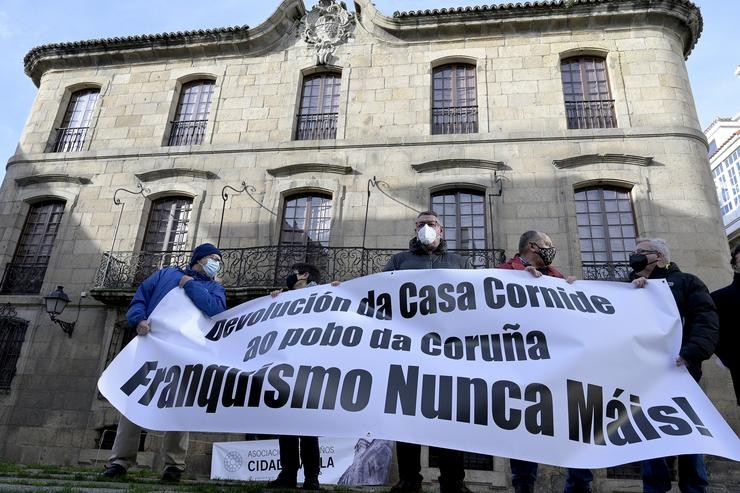 Varias persoas concéntranse fronte á Casa Cornide baixo a lema  'A Casa Cornide é dá Coruña. Devolución, xa' apoiada pola Asociación de veciños da cidade vella para esixirlle á Familia Franco, propietaria do inmoble a súa devolución ao Ayuntami. M. Dylan - Europa Press