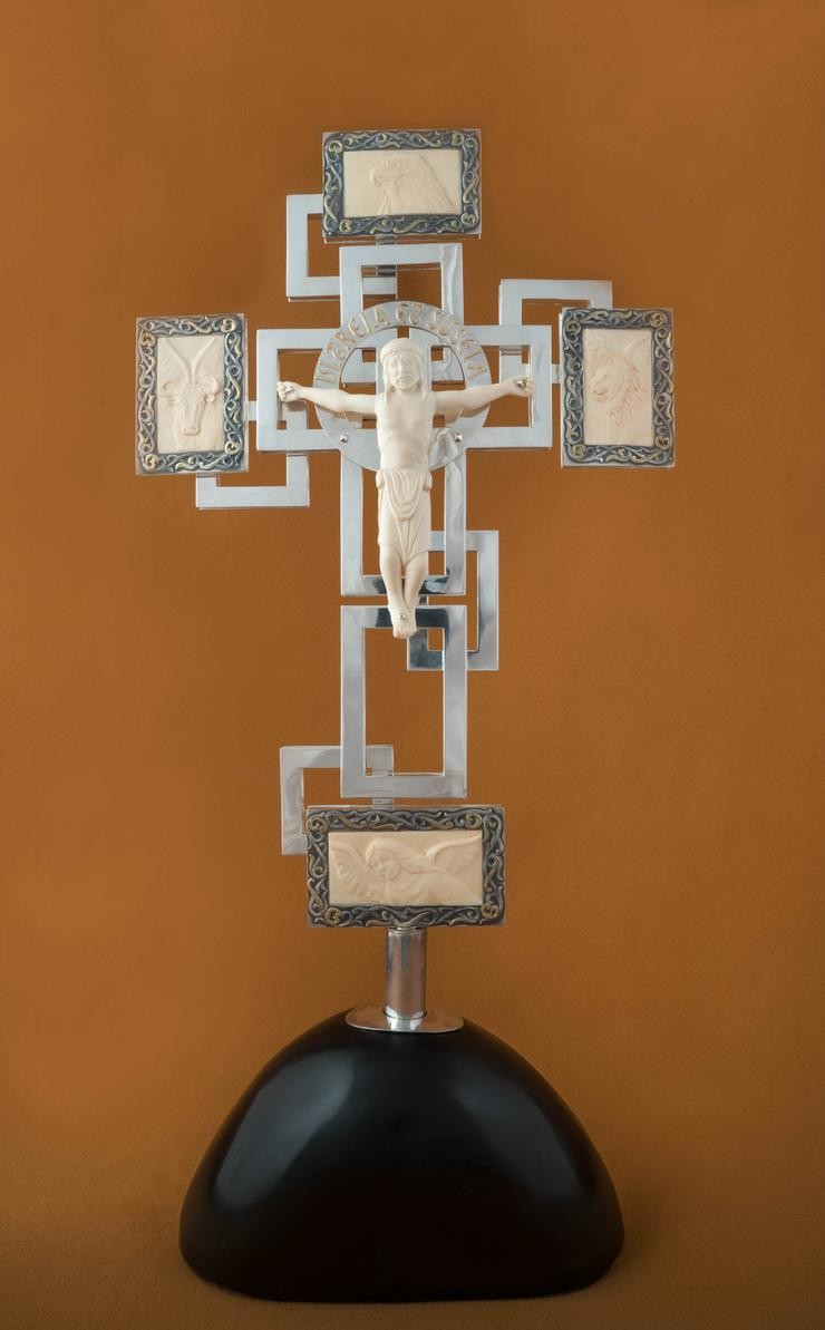 Cruz de prata incorporada á liturxia da Catedral de Santiago co mecenado de Abanca.. CATEDRAL DE SANTIAGO 