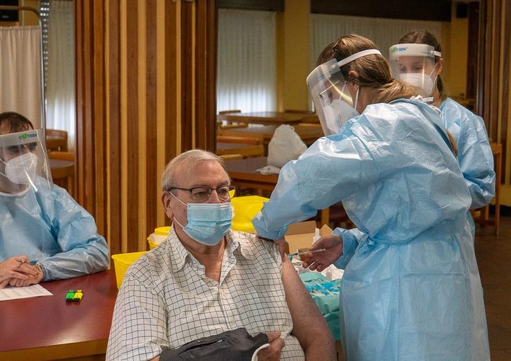 Primeiro vacinado contra a covid-19 na área sanitaria de Ferrol 