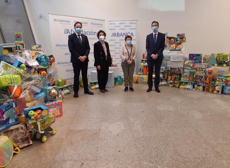 O director xerente de Afundación, Pedro Otero, a directora de Cáritas na Coruña, Pilar Farjas, e o director territorial de Abanca Coruña, Gerardo Forte, na entrega de xoguetes. ABANCA / Europa Press