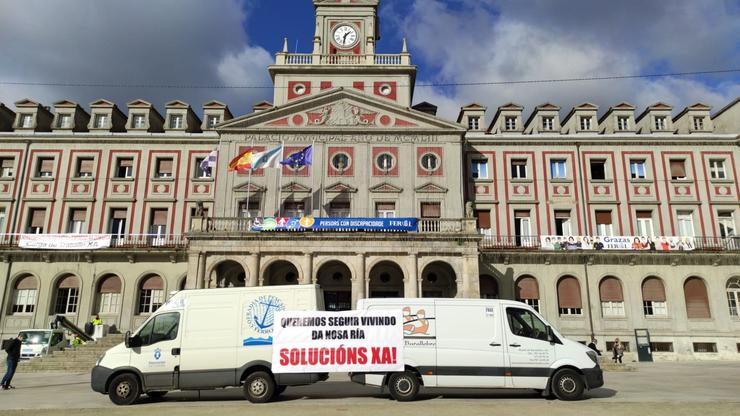 Furgóns da confraría de Ferrol e Ballobre ante o concello ferrolán / Europa Press