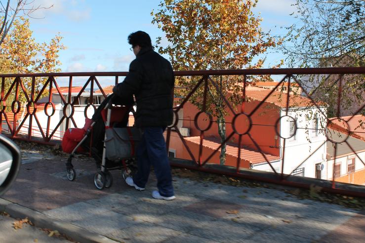 Un home pasea a un bebé.. EUROPA PRESS - Arquivo 