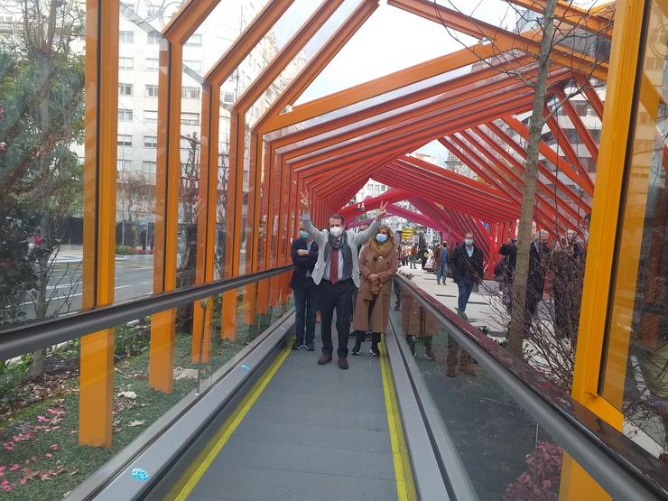 O alcalde de Vigo, Abel Caballero, xunto ao presidente da Deputación de Pontevedra, Carmela Silva, o delegado de Zona Franca, David Regades e concelleiras do PSOE, na inauguración da reforma de Gran Vía, usando unha das ramplas de subida. / Europa Press