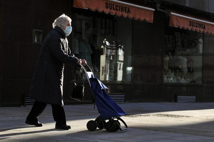 Unha anciá camiña por unha vía do Carballiño, Ourense, Galicia (España). Rosa Veiga - Europa Press - Arquivo 