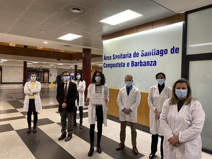 A doutora Antía Fernández Pombo xunto a responsables da área sanitaria de Santiago. SERGAS / Europa Press