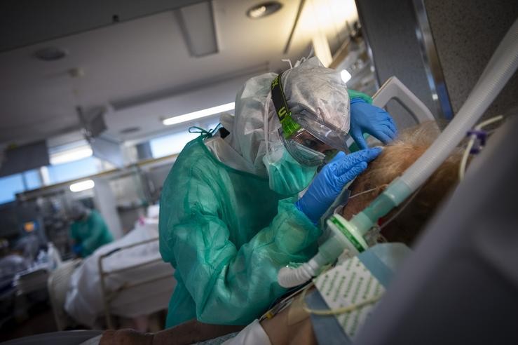 Persoal sanitario atende un paciente de Covid-19 na UCI do hospital Povisa de Vigo 