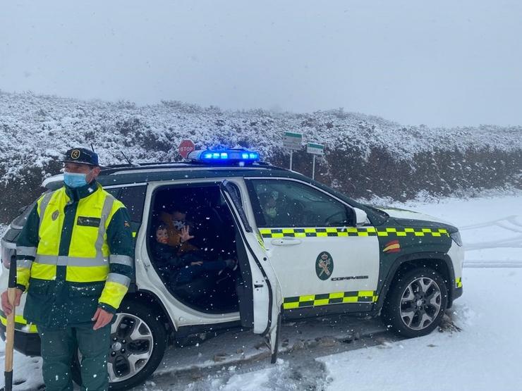 A Garda Civil rescata os escolares dun microbús que quedou atrapado en Toques / Garda Civil.