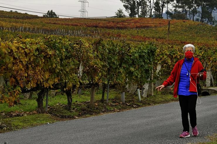 Unha persoa camiña por unha das rúas de Ribadavia 