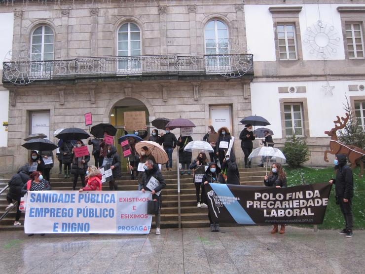 Enfermeiras concéntranse en Vigo para denunciar a eventualidade dos contratos que oferta o Sergas.