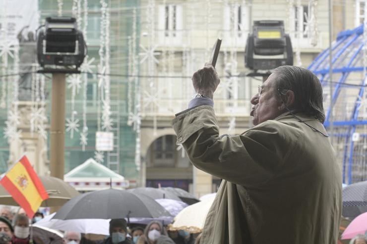 O exalcalde da Coruña Francisco Vázquez intervén durante unha concentración para conmemorar o 42º Aniversario da Constitución Española, na Coruña / M. Dylan - Europa Press.