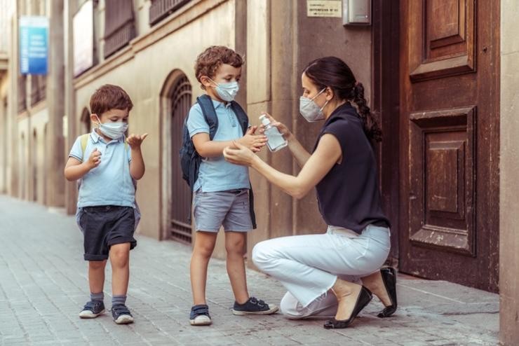 Uso de xeles hidroalcohólicos  en nenos. Nai con dous nenos.. ORBON ALIJA - Arquivo / Europa Press