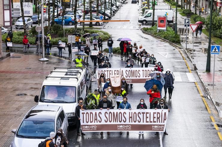 Marcha en defensa do sector da hostalaría, en Pontevedra,, a 7 de decembro de 2020. Ao finalizar esta manifestación, en Campolongo, en Pontevedra, este grupo de s. Beatriz Ciscar - Europa Press