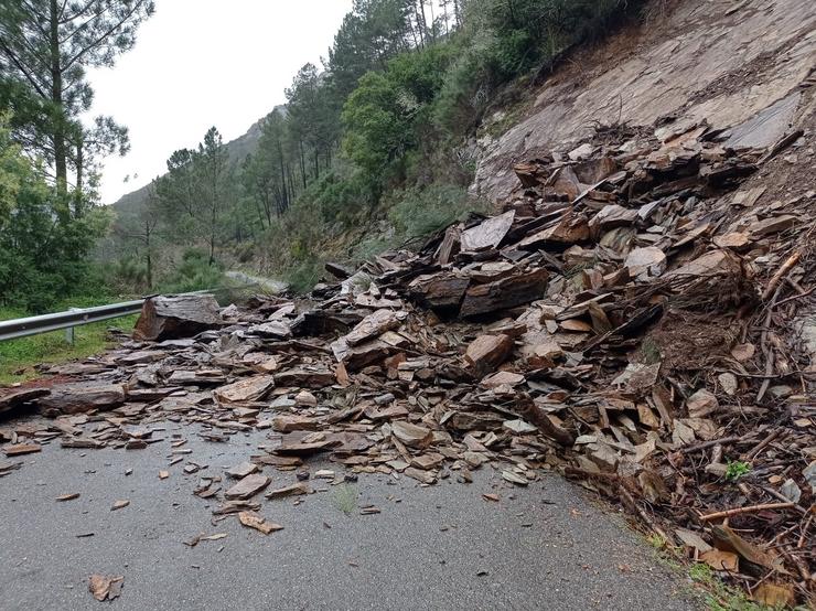 Imaxe da estrada provincial cortada por desprendementos na Fonsagrada (Lugo). DEPUTACIÓN DE LUGO / Europa Press