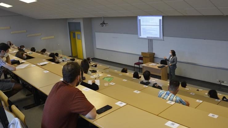 Estudantes asisten a unha clase na Universidade de Vigo 