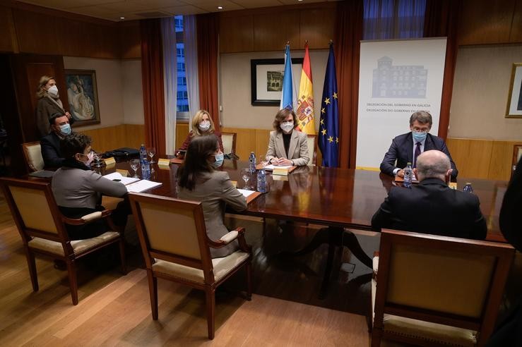 A vicepresidenta primeira do Goberno, Carmen Calvo e o presidente da Xunta de Galicia, Alberto Núñez Feijóo,  durante unha reunión sobre os usos do pazo de Meirás, xunto a outras autoridades autonómicas e municipais. M. Dylan - Europa Press 