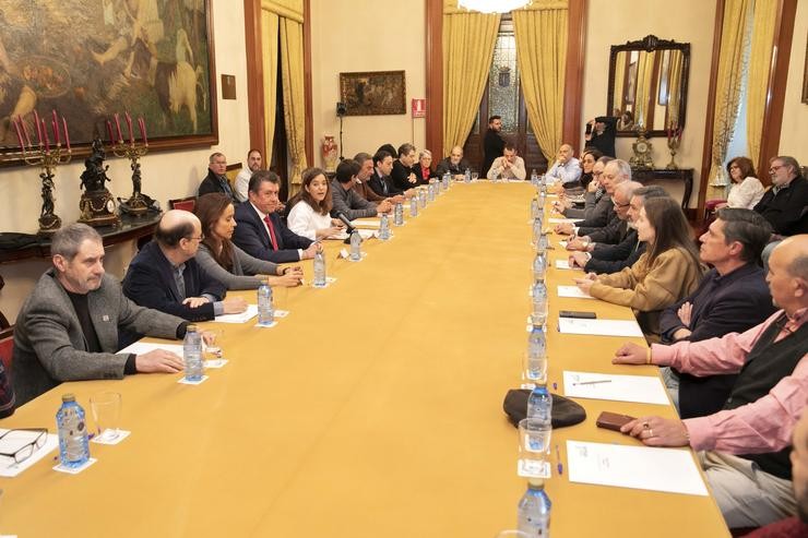 A alcaldesa, Inés Rey, preside a firma dun convenio 