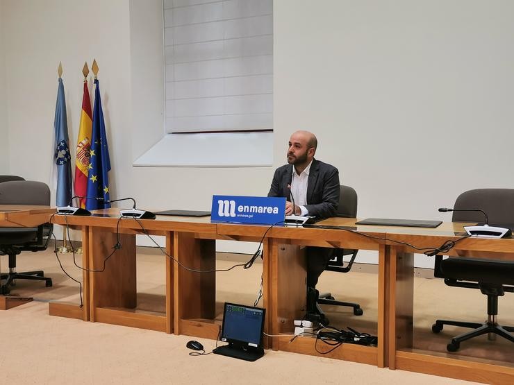 O portavoz de En Marea, Luís Villares, en rolda de prensa no Parlamento. 