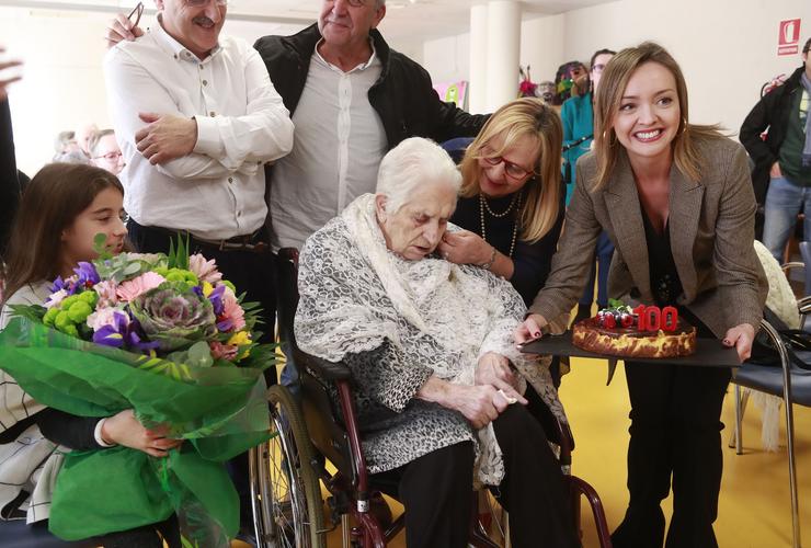 A conselleira de Política Social, Fabiola García, felicita a unha usuaria do centro de Volta do Castro no seu centenario.. XUNTA