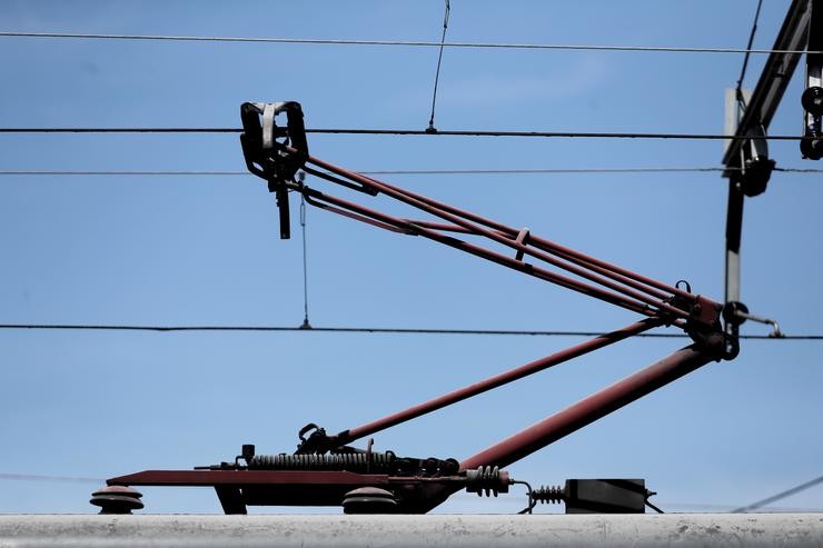 Bara de conexión dun vagón de tren de Cercanias Renfe aos cables de rede.. Eduardo Parra - Europa Press - Arquivo 