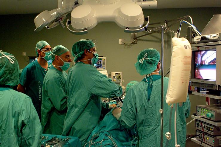 Imaxe de arquivo dun transplante renal nun quirófano do Hospital Virxe do Rocío.. HOSPITAL VIRXE DO ROCÍO - Arquivo