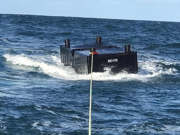 Colector caído ao mar na Costa da Morte. SALVAMENTO MARÍTIMO / Europa Press