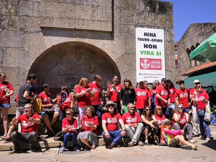 Protesta da Plataforma Veciñal Mina de Touro-O Pino Non na praza de abastos de Santiago.. REMITIDA / Europa Press