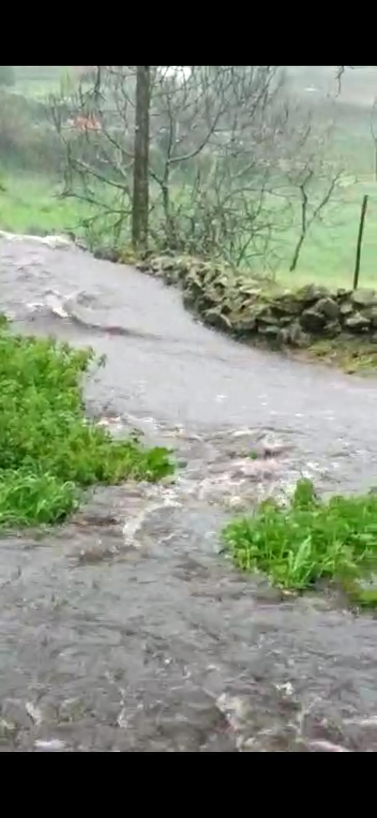 Un dos camiños da aldea de Muíño, totalmente anegado 