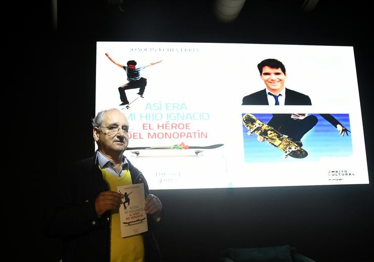 Joaquín Echevarría presenta o seu libro 'Así era o meu fillo Ignacio, o heroe do monopatín', en honra ao seu fillo Ignacio Echevarría, falecido no atentado terrorista da ponte de Londres en 2017, en Madrid (España), a 4 de novembro de 2019.. Óscar Canas - Europa Press - Arquivo 