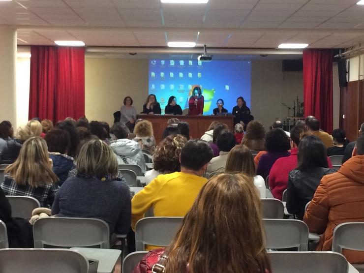Charla da Policía Nacional en Ourense sobre as consecuencias do mal uso de Internet por parte dos menores 