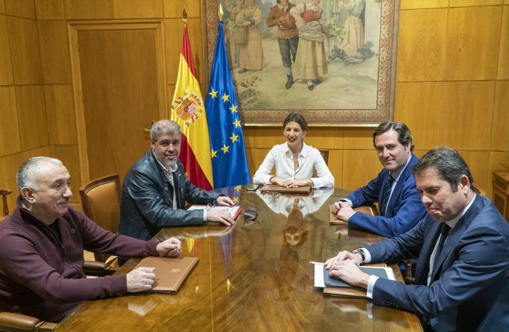 A ministra de Traballo e Economía Social, Yolanda Díaz; os secretarios xerais de UXT e CCOO, Pepe Álvarez e Unai Sordo; o presidente de CEOE, Antonio Garamendi, e o presidente de Cepyme, Gerardo Cuerva.. MINISERIO DE TRABALLO 