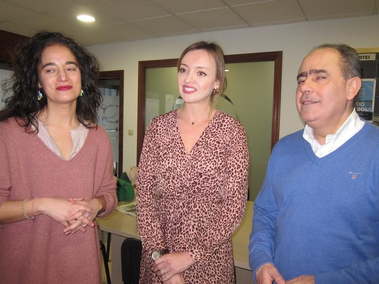 A responsable de Emaús, Juncal Blanco, a conselleira de Política Social, Fabiola García, e o director xeral de Inclusión Social, Arturo Parrado, durante a visita realizada á sede da entidade / Europa Press