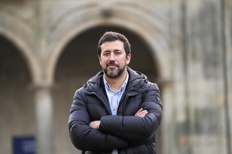 O secretario xeral de Podemos en Galicia, Antón Gómez-Reino, posa tras unha entrevista con Europa Press, na praza da Quintana de Santiago a 23 de xaneiro de 2020.  Álvaro Ballesteros - Europa Press 