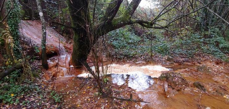 Vertedura ao río da mina de Touro. PLATAFORMA VECIÑAL CONTRA A MINA DE TOURO 