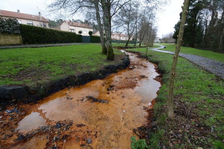 Contaminación mineira no río Portapego ao seu paso por Touro. SALVEMOS CABANA / Europa Press