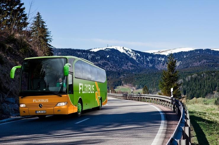 Autobús nunha estrada. FLIXBUS - Arquivo