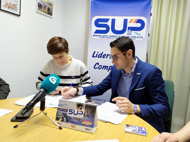 O secretario federal territorial do Sindicato Unificado de Policía en Galicia, Roberto González, e a responsable de Organización, Sandra Castro, en rolda de prensa