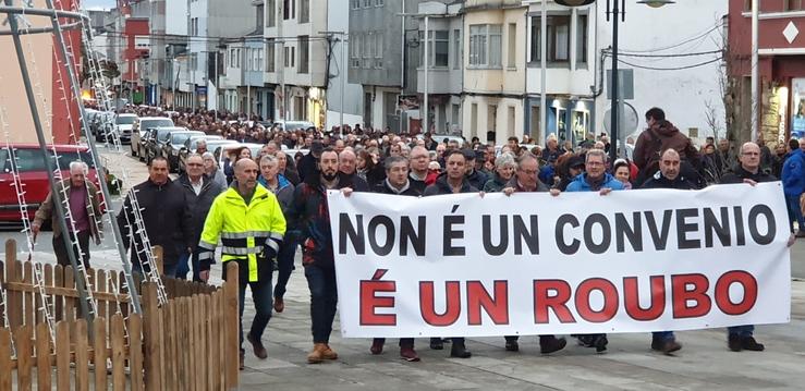 Manifestantes de Endesa polas rúas das Pontes. 