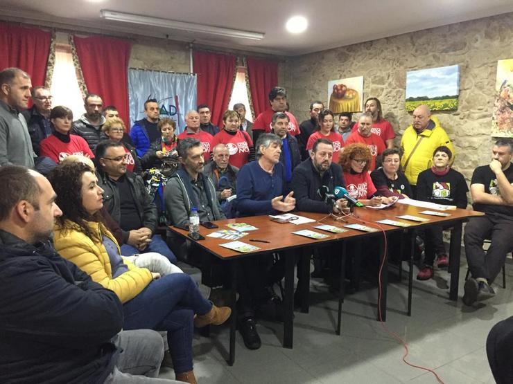 Representantes de colectivos valorando a DIA sobre a mina O Pino-Touro