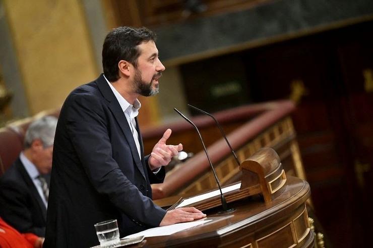 O portavoz de Galicia en Común, Antón Gómez-Reino, durante o debate de investidura.