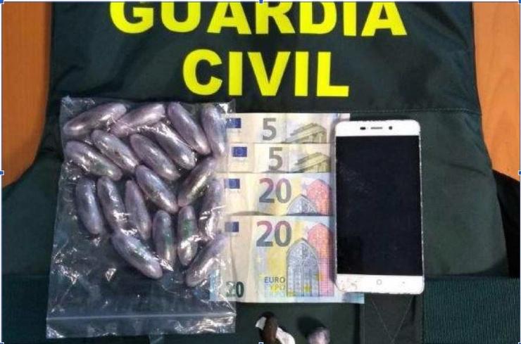 Doses de haxix e cocaína atopadas nun vehículo.. GARDA CIVIL