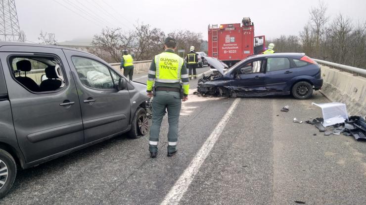 Axentes da Garda Civil atenden un accidente de tráfico na N-121 /EP