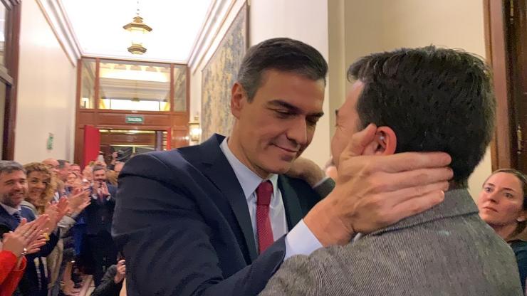 O líder do PSOE, Pedro Sánchez, saúda o secretario xeral do PSdeG, Gonzalo Caballero, tras a investidura 