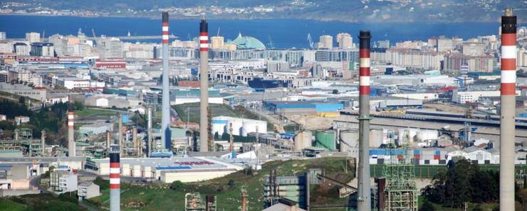 A Coruña, refinería Repsol en primeiro plano