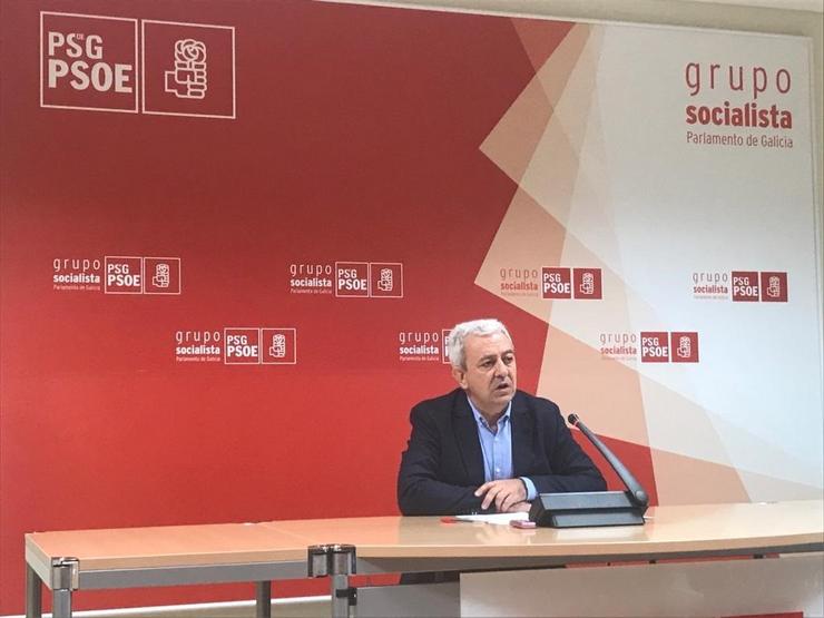 O deputado do PSdeG Luís Álvarez en rolda de prensa 