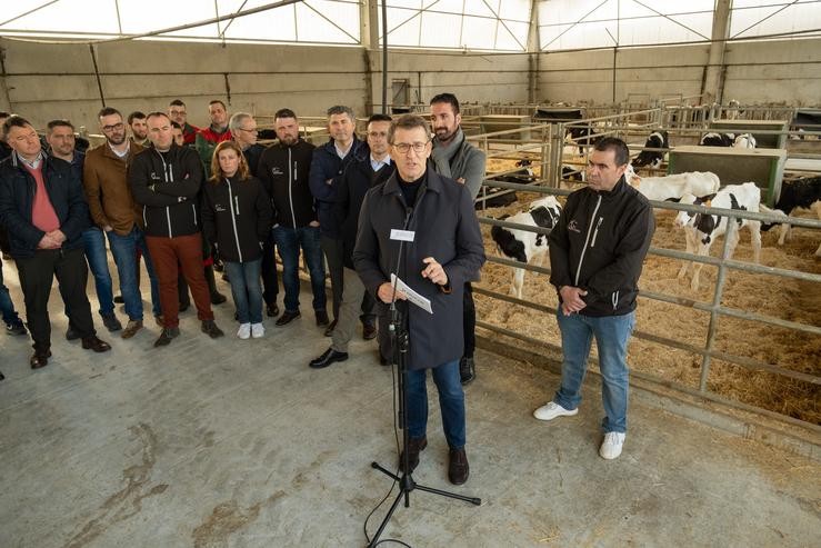 O presidente da Xunta, Alberto Núñez Feijóo, nunha visita a unha granxa en Mazaricos (A Coruña).. XUNTA / Europa Press