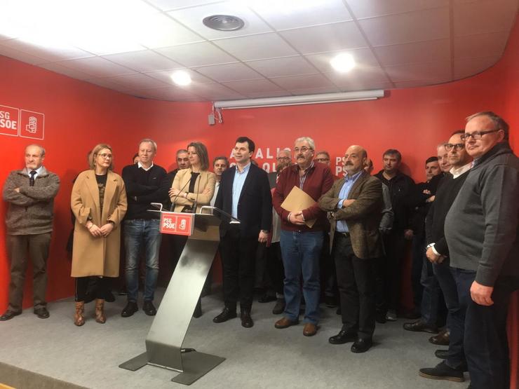 O secretario xeral do PSdeG, Gonzalo Caballero, comparece ante os medios con intengrantes da plataforma Galicia Baleira e cargos do PSdeG 